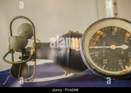 Jahrgang alte halbkugelförmige Cup Anemometer, einem Gerät zur Messung der Windgeschwindigkeit verwendet werden, und ist auch ein gemeinsames Wetterstation Instrument. Stockfoto