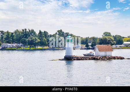 Historische versunkene Felsen Leuchtturm im Busch auf der Insel St. Lawrence River in den 1000 Inseln Region Alexandria Bay, New York, USA. Zuerst in 1 Stockfoto