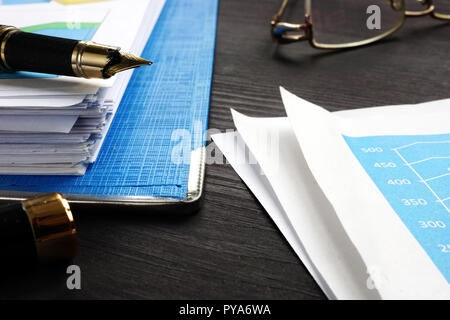 Finanzbericht und geschäftliche Dokumente auf dem Schreibtisch. Stockfoto