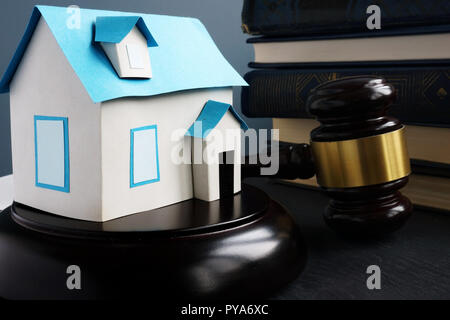 Immobilienrecht. Modell des Hauses, Hammer und Bücher. Stockfoto