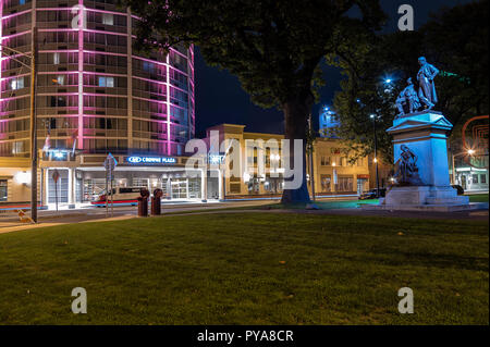 In Syracuse, NEW YORK - 22.Oktober 2018: Das Crown Plaza Hotel in Syracuse, NY ist eine Kette verfügt über mehr als 400 Hotels in 52 Ländern. Stockfoto