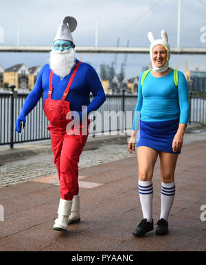 Cosplayer kommen an der London Comic Con im ExCel London. Stockfoto