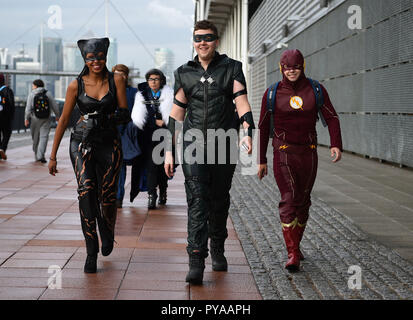 Cosplayer kommen an der London Comic Con im ExCel London. Stockfoto