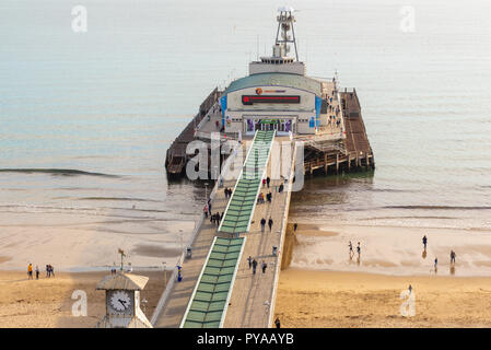 Ansicht von Bournemouth Pier mit Menschen am Strand, Dorset, England, Großbritannien Stockfoto