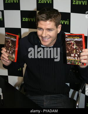 Liverpool, Großbritannien, Steven Gerrard dvd-signing bei zavvi in Liverpool One credit Ian Fairbrother/Alamy Stockfotos Stockfoto