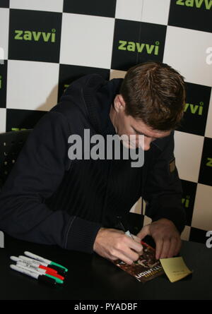 Liverpool, Großbritannien, Steven Gerrard dvd-signing bei zavvi in Liverpool One credit Ian Fairbrother/Alamy Stockfotos Stockfoto