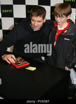 Liverpool, Großbritannien, Steven Gerrard dvd-signing bei zavvi in Liverpool One credit Ian Fairbrother/Alamy Stockfotos Stockfoto