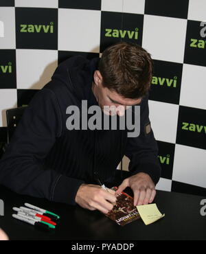 Liverpool, Großbritannien, Steven Gerrard dvd-signing bei zavvi in Liverpool One credit Ian Fairbrother/Alamy Stockfotos Stockfoto