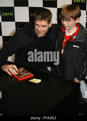 Liverpool, Großbritannien, Steven Gerrard dvd-signing bei zavvi in Liverpool One credit Ian Fairbrother/Alamy Stockfotos Stockfoto