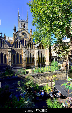 Southwark Cathedral, östliche Fassade von der London Bridge, London, England, UK gesehen. Stockfoto