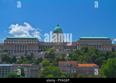 Budapest, die Hauptstadt Ungarns, ist durch die Donau halbiert. Die aus dem 19. Jahrhundert Chain Bridge verbindet das hügelige Buda Bezirk mit flachen Pest. Stockfoto