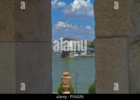 Budapest, die Hauptstadt Ungarns, ist durch die Donau halbiert. Die aus dem 19. Jahrhundert Chain Bridge verbindet das hügelige Buda Bezirk mit flachen Pest. Stockfoto