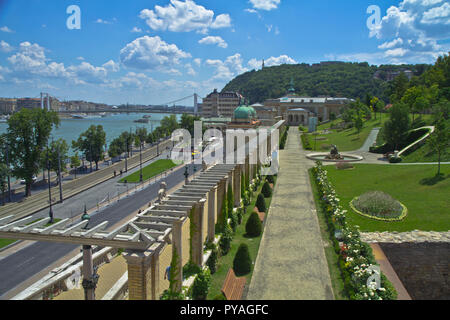 Budapest, die Hauptstadt Ungarns, ist durch die Donau halbiert. Die aus dem 19. Jahrhundert Chain Bridge verbindet das hügelige Buda Bezirk mit flachen Pest. Stockfoto