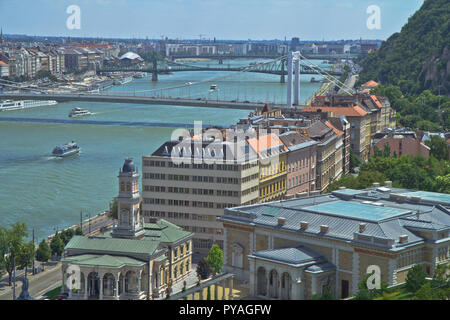 Budapest, die Hauptstadt Ungarns, ist durch die Donau halbiert. Die aus dem 19. Jahrhundert Chain Bridge verbindet das hügelige Buda Bezirk mit flachen Pest. Stockfoto