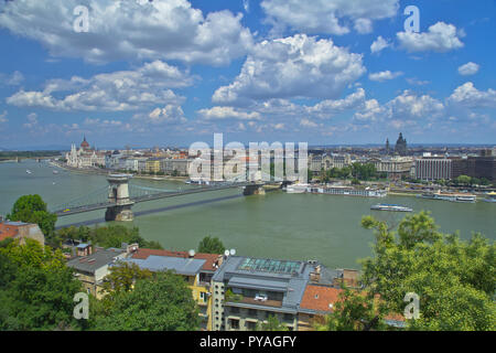 Budapest, die Hauptstadt Ungarns, ist durch die Donau halbiert. Die aus dem 19. Jahrhundert Chain Bridge verbindet das hügelige Buda Bezirk mit flachen Pest. Stockfoto