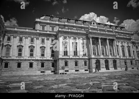 Budapest, die Hauptstadt Ungarns, ist durch die Donau halbiert. Die aus dem 19. Jahrhundert Chain Bridge verbindet das hügelige Buda Bezirk mit flachen Pest. Stockfoto