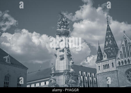 Budapest, die Hauptstadt Ungarns, ist durch die Donau halbiert. Die aus dem 19. Jahrhundert Chain Bridge verbindet das hügelige Buda Bezirk mit flachen Pest. Stockfoto