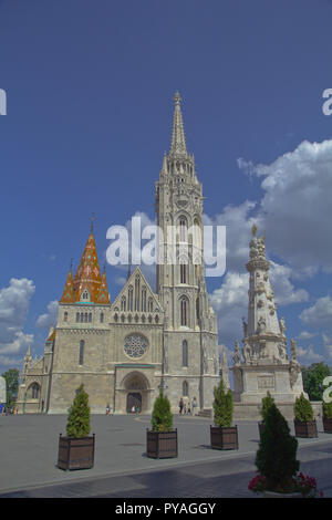 Budapest, die Hauptstadt Ungarns, ist durch die Donau halbiert. Die aus dem 19. Jahrhundert Chain Bridge verbindet das hügelige Buda Bezirk mit flachen Pest. Stockfoto