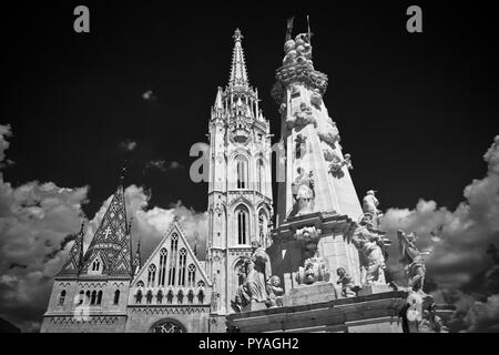 Budapest, die Hauptstadt Ungarns, ist durch die Donau halbiert. Die aus dem 19. Jahrhundert Chain Bridge verbindet das hügelige Buda Bezirk mit flachen Pest. Stockfoto