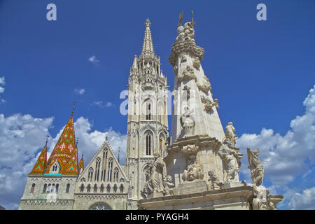 Budapest, die Hauptstadt Ungarns, ist durch die Donau halbiert. Die aus dem 19. Jahrhundert Chain Bridge verbindet das hügelige Buda Bezirk mit flachen Pest. Stockfoto