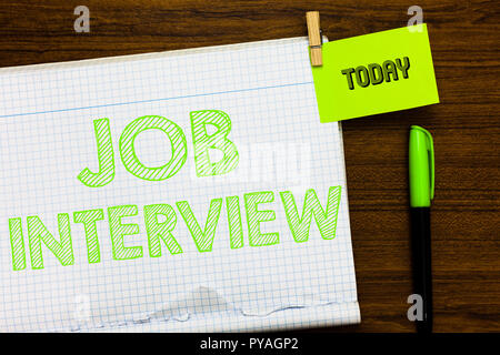 Schreiben Hinweis Übersicht Job Interview. Business foto Präsentation Bewertung Fragen Antworten Einstellung Beschäftigung Öffnen notebook Seite Marker Holding Stockfoto