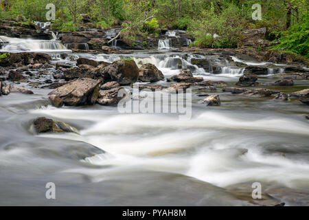 In der Nähe von Killin Wasserfällen Dochart in den schottischen Highlands, Langzeitbelichtung Stockfoto