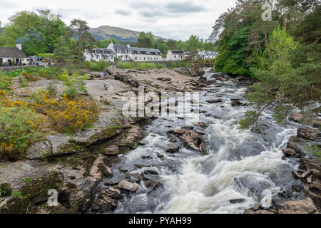 In der Nähe von Killin Wasserfällen Dochart in den schottischen Highlands, Langzeitbelichtung Stockfoto