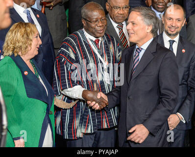 Italien. 25 Okt, 2018. Der stellvertretende Vorsitzende der Kommission der Afrikanischen Union, Thomas Kwesi Quartey grüßt der italienische Außenminister Enzo Moavero Milanesi, der während der zweiten Konferenz Italy-Africa, Ministerium für Auswärtige Angelegenheiten und Internationale Zusammenarbeit Rom, 25. Oktober 2018 Credit: Silvia Loré/Pacific Press/Alamy leben Nachrichten Stockfoto