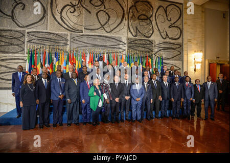 Italien. 25 Okt, 2018. Der stellvertretende Vorsitzende der Kommission der Afrikanischen Union, Thomas Kwesi Quartey und der italienische Außenminister Enzo Moavero Milanesi bedeuten für die Gruppe Foto während der zweiten Konferenz Italy-Africa, Ministerium für Auswärtige Angelegenheiten und Internationale Zusammenarbeit Rom, 25. Oktober 2018 Credit: Silvia Loré/Pacific Press/Alamy leben Nachrichten Stockfoto