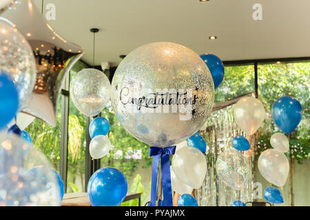 Luftballons mit Wort herzlichen Glückwunsch zu Ballon Dekoration im Restaurant. Stockfoto