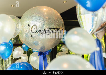 Luftballons mit Wort herzlichen Glückwunsch zu Ballon Dekoration im Restaurant. Stockfoto
