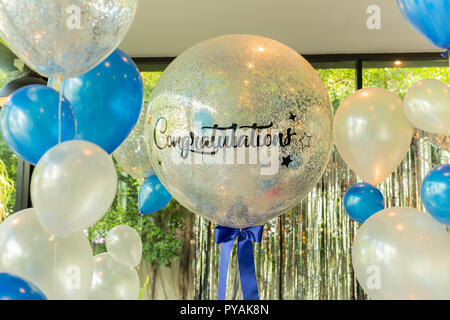 Luftballons mit Wort herzlichen Glückwunsch zu Ballon Dekoration im Restaurant. Stockfoto