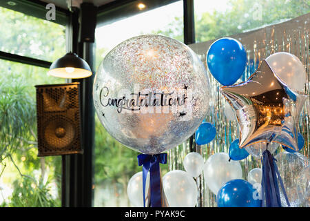 Luftballons mit Wort herzlichen Glückwunsch zu Ballon Dekoration im Restaurant. Stockfoto