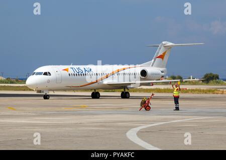 Rhodes, Griechenland - 12. September 2018: eine Fokker 100 Tus Air Flugzeug am Flughafen Rhodos (RHO) in Griechenland. | Verwendung weltweit Stockfoto