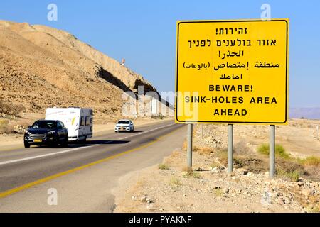 Ein Verkehrsschild mit einer Warnung der Spüle, Löcher in der Nähe der Ufer des Toten in der Wüste Negev in der Nähe von En-gedi (Israel), 27. September 2018. | Verwendung weltweit Stockfoto