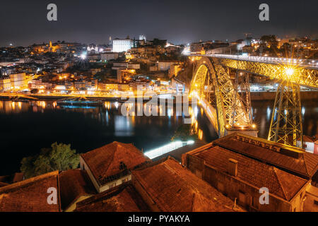 Porto Stadtbild über den Fluss Douro und Dom Louis ich Bridge bei Nacht, Portugal Stockfoto