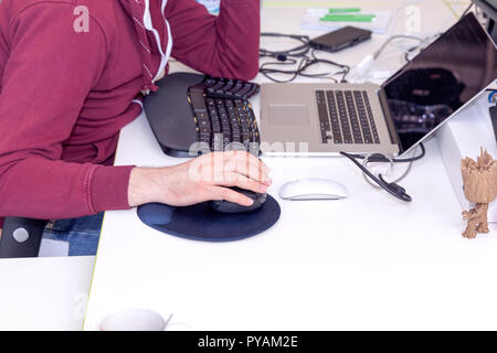 Software Entwickler, Programmierer oder Coder arbeiten am Computer in einem IT-Büro. Stockfoto