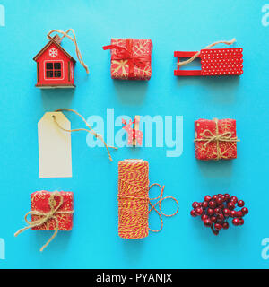 Red christmas Geschenkboxen und Dekorationen auf blauem Hintergrund. Flach. Ansicht von oben. Getönt Stockfoto