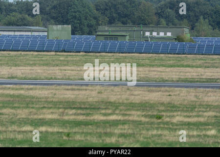 Panorama der Solar System der Flughafen Weeze. Der Flughafen nutzt große Solarparks seinen eigenen Energieverbrauch zu decken. Stockfoto