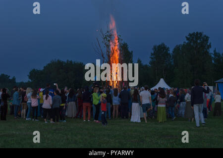 Menschen, die sich um Lagerfeuer am Ende der Solstice Festival Stockfoto