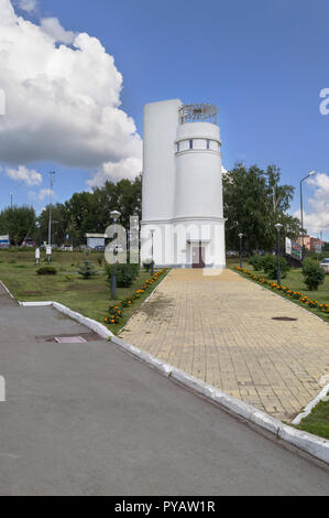 Nowosibirsk, Russland, 9. August 2016: Turm mit Foucault Pendel in Nowosibirsk Planetarium Stockfoto