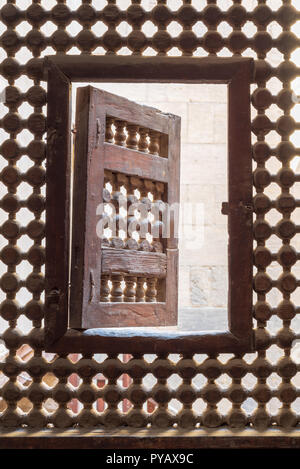 Holz- vergitterten Fenster (mashrabiya) mit einem kleinen schwingende Flügel, Kairo, Ägypten Stockfoto