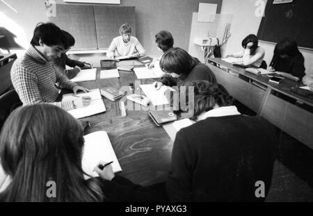 Unterricht an einer Grundschule in Hagen am 09.10.1980. Mehr als 50 Prozent der Schüler einen Migrationshintergrund haben. | Verwendung weltweit Stockfoto