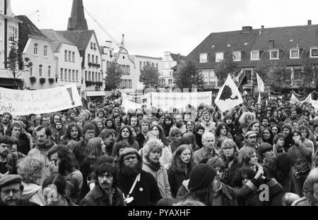 Mehr als 10.000 Gegner der Kernenergie und Kernwaffen in Lingen am 25. Oktober 1980 demonstrieren. | Verwendung weltweit Stockfoto