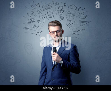 Geschäftsmann sprechen in das Mikrofon mit gemischten Doodles über seinem Kopf Stockfoto