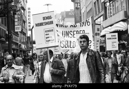 Sorgen um ihre Arbeitsplätze brachte dem Demag-Mannesmann Belegschaft auf die Straße am 13. Juli 1975 in Düsseldorf. Der Protest wurde vor allem durch die bevorstehende Schließung des Kalletal Anlage gekennzeichnet. | Verwendung weltweit Stockfoto