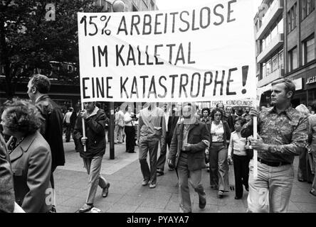 Sorgen um ihre Arbeitsplätze brachte dem Demag-Mannesmann Belegschaft auf die Straße am 13. Juli 1975 in Düsseldorf. Der Protest wurde vor allem durch die bevorstehende Schließung des Kalletal Anlage gekennzeichnet. | Verwendung weltweit Stockfoto