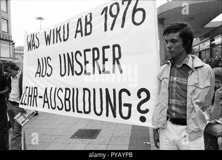 Sorgen um ihre Arbeitsplätze brachte dem Demag-Mannesmann Belegschaft auf die Straße am 13. Juli 1975 in Düsseldorf. Der Protest wurde vor allem durch die bevorstehende Schließung des Kalletal Anlage gekennzeichnet. | Verwendung weltweit Stockfoto