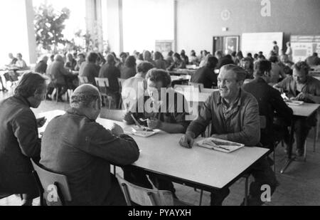 VEB (Volkseigener Betrieb) Germania in Karl-Marx-Stadt (DDR) im September 1975. Anlagenbau. Cantine | Verwendung weltweit Stockfoto