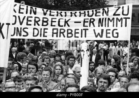 Sorgen um ihre Arbeitsplätze brachte dem Demag-Mannesmann Belegschaft auf die Straße am 13. Juli 1975 in Düsseldorf. Der Protest wurde vor allem durch die bevorstehende Schließung des Kalletal Anlage gekennzeichnet. | Verwendung weltweit Stockfoto